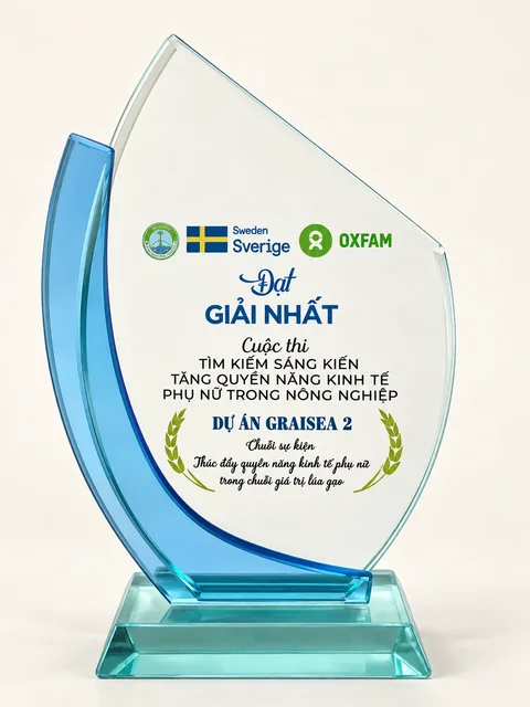 Cúp pha lê có logo Sverige và Oxfam, khắc dòng chữ Đạt Giải Nhất cuộc thi Tìm kiếm sáng kiến tăng quyền năng kinh tế phụ nữ trong nông nghiệp, Dự án GRAISEA 2