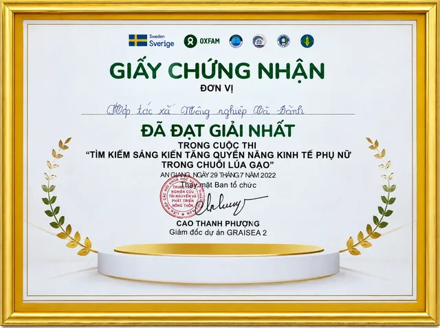 Giấy chứng nhận khung vàng có logo Sverige và Oxfam, chứng nhận Hợp tác xã Nông nghiệp Tà Đảnh đã đạt Giải Nhất cuộc thi Tìm kiếm sáng kiến tăng quyền năng kinh tế phụ nữ trong chuỗi lúa gạo, An Giang, ngày 29 tháng 7 năm 2022