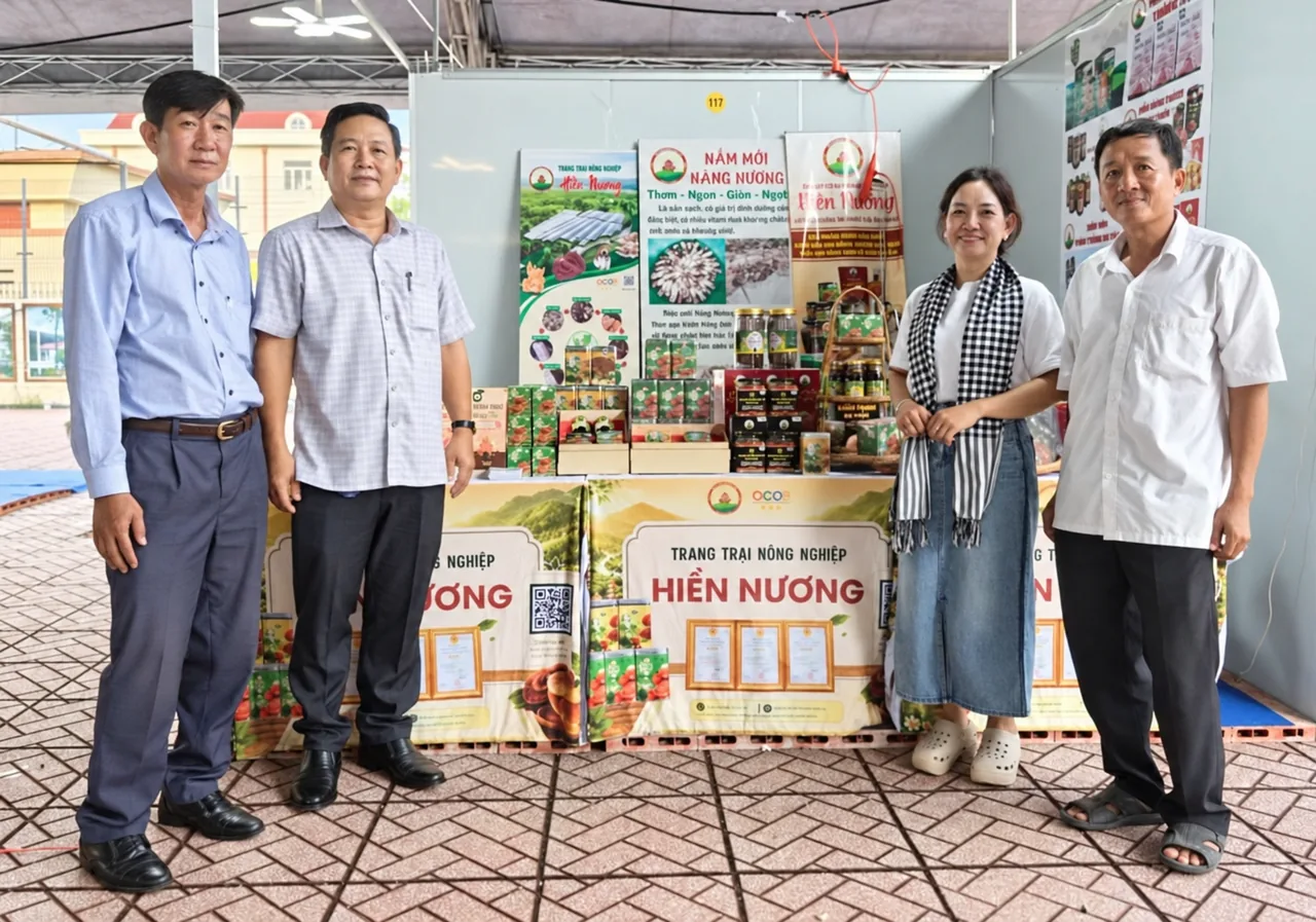 Chị Nương cùng khách tham quan tại gian hàng Nương Farm ở Hội chợ Tri Tôn 2026