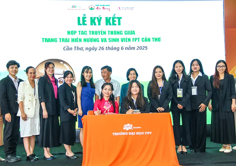 Lễ ký kết hợp tác truyền thông giữa Trang trại Hiền Nương và sinh viên FPT Cần Thơ; chị Châu Thị Nương mặc áo dài đỏ ngồi ký văn bản, xung quanh là các đại biểu chụp ảnh chung